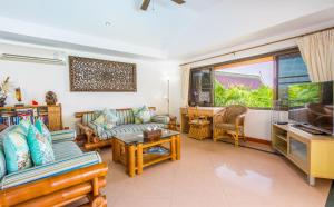 Et tv og/eller underholdning på Luxury Four Bed Villa Jasmine, infinity pool, full staff , chef and breakfasts