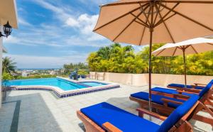 Swimmingpoolen hos eller tæt på Luxury Four Bed Villa Jasmine, infinity pool, full staff , chef and breakfasts