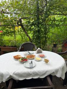 een witte tafel met borden voedsel erop bij Guest House Sveta in Martvili
