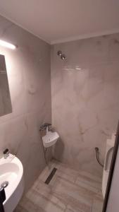 ネオス・マルマラスにあるPerix Houseの白いバスルーム(洗面台、トイレ付)