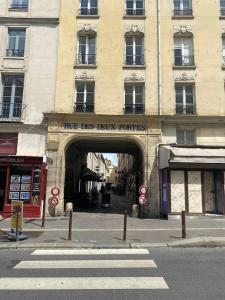 un ingresso ad un edificio con un cartello che dice che ci eleva solo turisti di Coeur de Versailles Notre Dame - 3 pièces a Versailles