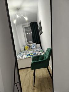 Dormitorio pequeño con cama y espejo en Vert House Katowice en Katowice