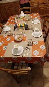 uma mesa com pratos de comida em Rowland's French Retreat em La Rochebeaucourt-et-Argentine
