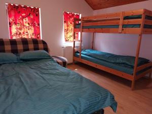 Двухъярусная кровать или двухъярусные кровати в номере Casa Vlazilor