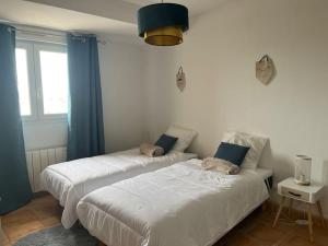 En eller flere senge i et værelse på Cabane des Flamants YourHostHelper