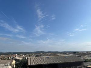 - une vue sur une ville avec des maisons et un ciel bleu dans l'établissement Cabane des Flamants YourHostHelper, à Gruissan