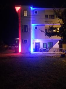 un edificio con luces azules y rojas. en Adam Garden, en Trabzon