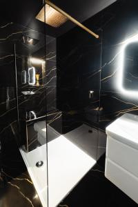 bagno nero con lavandino e servizi igienici di Casa Amor - Kinky Hotel UK a Southampton