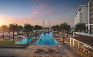 architektoniczne wykończenie basenu z palmami w obiekcie Mandarin Oriental, Muscat w Maskacie