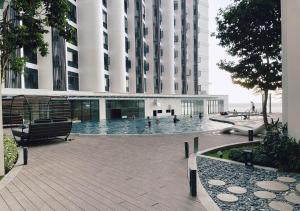 een zwembad voor een gebouw bij The Shore - Casa Kinabalu in Kota Kinabalu