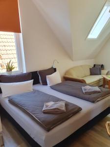 two beds sitting in a room with a window at Twee Linden Warnemünde Zentrum in Warnemünde