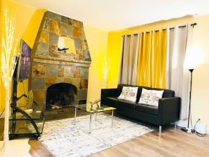 אזור ישיבה ב-Warm 2BR/1BA house Silicon W/D parkin near SJ town