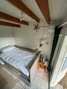 um quarto com uma cama num quarto em 29 park avenue em Shoreham-by-Sea