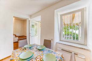 una sala da pranzo con tavolo e finestra di Casa Davide With Pool - Happy Rentals a Pietrasanta