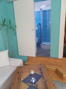 a living room with a couch and a table at Twee Linden Warnemünde Zentrum in Warnemünde +44 photos