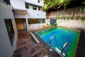 uma piscina no meio de uma casa em Feel Nimman Boutique em Chiang Mai