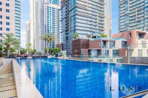 Bazén v ubytování LUXE - Elegantly Green-2BR in Marina Damac Heights nebo v jeho okolí