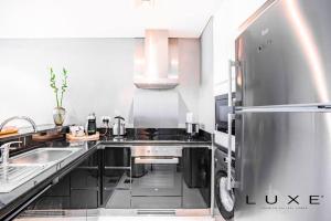 Kuchyň nebo kuchyňský kout v ubytování LUXE - Elegantly Green-2BR in Marina Damac Heights