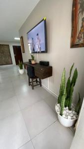 阿魯沙的住宿－Imbasa House - Arusha，客厅设有壁挂式平面电视。