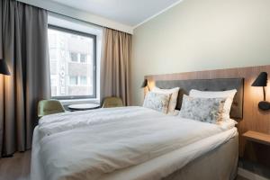 Postel nebo postele na pokoji v ubytování Scandic Grand Tromsø + 32 fotografií