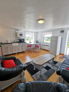 O bucătărie sau chicinetă la Keadue Holiday Cottage