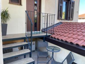 een balkon met een tafel en een stoel en een gebouw bij Sandra's House in Izola