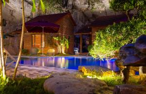 een zwembad voor een huis 's nachts bij Trang An Spring Garden Homestay in Ninh Binh