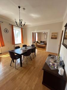 a living room with a table and chairs and a couch at Große Ferienwohnung in Klagenfurt