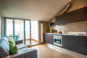 a living room with a couch and a kitchen at Apartment San Benedetto in Padova
