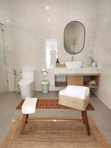 Karisma Private Villa Pattaya في جومتين بيتش: حمام مع حوض ومرحاض ومرآة