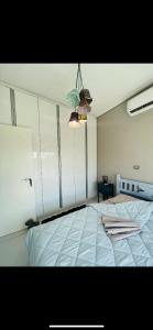 سرير أو أسرّة في غرفة في Apartment sea view chalkida
