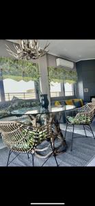 un soggiorno con tavolo e 2 sedie di Apartment sea view chalkida a Calcide