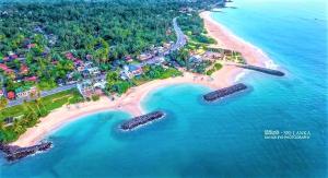 una vista aérea de una playa con rocas en el agua en Sea Shell Villa Hikkaduwa 2 Separate Cabanas Ocean Front Villa en Hikkaduwa