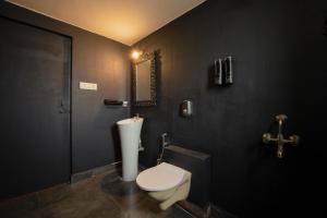 Ένα μπάνιο στο Strawberry - Quaint 2BHK apartment - Vagator, Goa By StayMonkey +21 φωτογραφίες