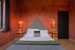 Ένα ή περισσότερα κρεβάτια σε δωμάτιο στο Strawberry - Quaint 2BHK apartment - Vagator, Goa By StayMonkey