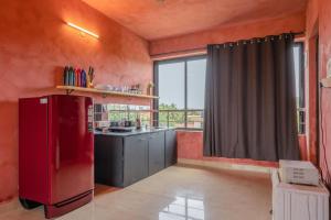 Η κουζίνα ή μικρή κουζίνα στο Strawberry - Quaint 2BHK apartment - Vagator, Goa By StayMonkey