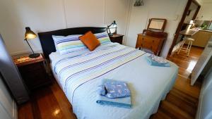 een slaapkamer met een bed met twee zakken erop bij Jindy's Cottage Atherton in Atherton