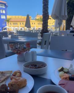 stół z talerzami jedzenia na górze stołu w obiekcie PORTO MARINA North Coast -الساحل الشمالي بورتو مارينا العلمين w mieście El Alamein