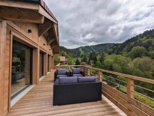 Ein allgemeiner Bergblick oder ein Berglick von des Chalets aus