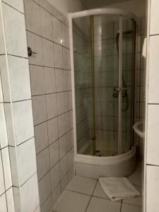a shower with a glass door in a bathroom at Willa Aqua, Parkplatz inklusive in Świnoujście