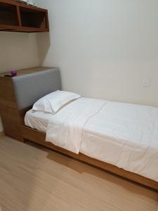 Una cama o camas en una habitación de Timurbay Seafront Residence Mawar Inap Homestay