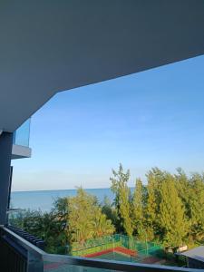 Vom Balkon eines Gebäudes genießen Sie Meerblick. in der Unterkunft Timurbay Seafront Residence Mawar Inap Homestay in Kuantan