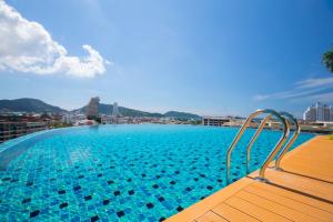 パトンビーチにあるThe Marina Phuket Hotelの大型スイミングプール