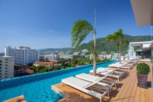 パトンビーチにあるThe Marina Phuket Hotelのホテルのスイミングプール(ラウンジチェア、ヤシの木付) +37枚の写真