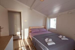 a bedroom with a bed with two towels on it at Doğanın İçindeki Yeriniz in Rize