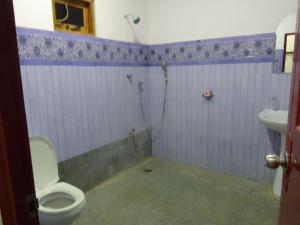 La salle de bains est pourvue de toilettes et d'un lavabo. dans l'établissement Wilpattu buma, à Nochchiyagama