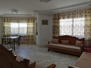- un salon avec un canapé et une table dans l'établissement JasminVilla, à Sousse