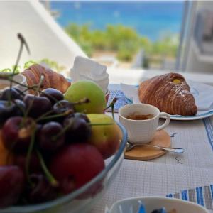 einen Tisch mit einer Schale Obst und einer Tasse Kaffee in der Unterkunft Galleria 38 in Soverato Marina
