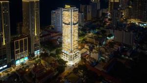 una vista aérea de una ciudad por la noche en Annova Nha Trang Hotel, en Nha Trang