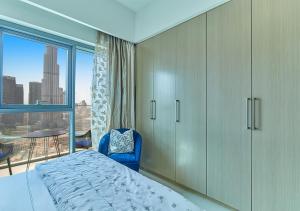 Postel nebo postele na pokoji v ubytování FIRST CLASS 2BD, Full Burj Khalifa view in the Heart of Downtown